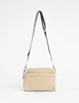 Bandolera de diseño rectangular en color verde oliva claro, con detalles de ribetes en tono rosado. Cuenta con correa ajustable, cierre principal y un bolsillo frontal con cierre, además de un pequeño aplique metálico decorativo en la parte inferior.