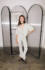 Pantalón elastizado a cuadros verdes y blancos con elástico en la cintura y volados en el ruedo.