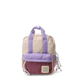 Mochila pequeña acolchada con diseño geométrico en tonos beige, lila, morado y marrón. Tiene asa de mano y tiras de mochila en color lila.