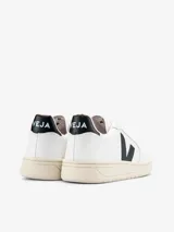 Zapatillas urbanas Veja V-10 de cuero blanco con logo lateral en forma de "V" color negro y refuerzo trasero en cuero negro.
