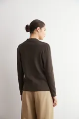 Sweater marrón chocolate de punto con cuello polo y escote en V, de manga larga y calce clásico.