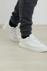 Pantalón jogging de corte ajustado, con cintura elástica y puños elastizados en los tobillos. Presenta un diseño minimalista en color gris oscuro, ideal para un look urbano y deportivo.