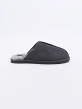 Pantuflas de hombre color gris oscuro, con interior de corderito sintético y costuras visibles en el empeine.