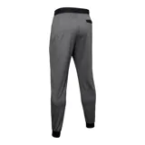 Pantalón deportivo tipo jogger para hombre, color gris jaspeado, con cintura elástica negra y cordón de ajuste. Presenta puños ajustados en los tobillos y un bolsillo lateral con cierre. Logo de Under Armour bordado en la pierna izquierda.
