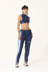 Top deportivo azul con cuello alto y logo retro BASSET 2001 estampado.