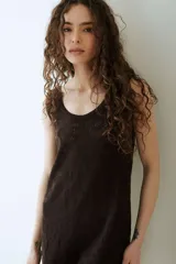 Vestido corto de punto calado color marrón, con diseño sin mangas y escote redondo.