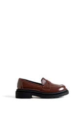 Mocasines color marrón charol con suela track negra.