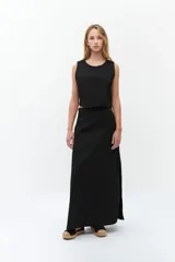 Top corto negro sin mangas con escote redondo.