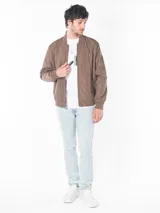 Campera bomber marrón de poliéster, con cierre frontal, puños y dobladillo acanalados, bolsillos laterales con cierre y logo CK bordado en el pecho.