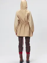 Campera tipo piloto con capucha, cierre frontal con botones y detalle de costuras en zigzag. Presenta cordones ajustables en la cintura y capucha, puños elásticos y logo bordado en el pecho.