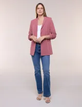 Blazer de crep color bordó de la marca BBJ, con cuello solapa, bolsillos delanteros y mangas tres cuartos con frunce.