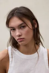 Top Sia de lino en color blanco, con cuello redondo y diseño sin mangas.