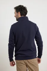 Cardigan de tejido de punto color verde militar, con cierre frontal de metal y cuello redondo. Presenta detalle de tejido plano en la cartera del cierre y en los bolsillos laterales.