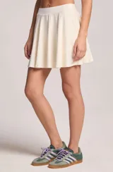 Pollera short blanca de corte fluido, con cintura elástica y diseño con vuelo.