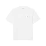 Remera de manga corta Lacoste con cuello redondo, confeccionada en algodón liso. Presenta el logo de la marca bordado en el pecho.