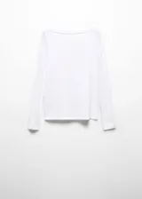 Camiseta blanca de manga larga con cuello barco.