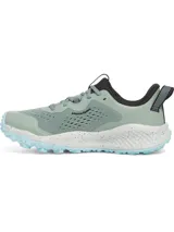 Championes de trail running Under Armour Charged Maven Trail, color verde menta con detalles en celeste y entresuela moteada. Presentan parte superior de malla técnica transpirable con refuerzos de PU, plantilla Deluxe Comfort System y suela de goma con tacos multidireccionales para mayor tracción.
