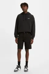 Short de denim negro Levi's modelo 405 Standard, de tiro medio y cinco bolsillos, con diseño clásico por encima de la rodilla.