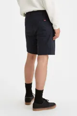 Bermuda de gabardina azul marino, corte chino, con bolsillos laterales y traseros.