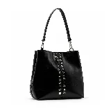 Cartera al hombro Korium modelo Anthea, color negro con efecto charol arrugado y detalles de tachas y argollas metálicas plateadas en la parte frontal.