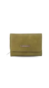 Billetera mediana de símil cuero amarillo, con solapa y broche a presión, compartimento con cierre y múltiples tarjeteros en el interior. Incluye caja de presentación estampada.