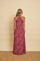 Vestido largo sin mangas, de color rosado con estampado geométrico de rombos multicolores, cuello alto y diseño fluido.