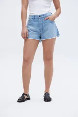 Short de jean celeste de tiro medio, corte ajustado en la cadera y bajo desflecado.