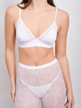 Medias blancas de encaje con diseño floral, de cintura alta y elástica.