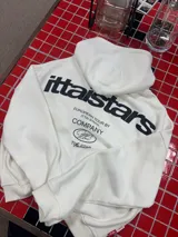Hoodie de color blanco con capucha, diseño de corte holgado y estampado gráfico en la espalda con tipografía negra.