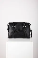 Cartera tipo bolso de mano y hombro de cuero color bordó, con diseño estructurado, doble asa corta y detalles de correas con hebillas metálicas en el frente.