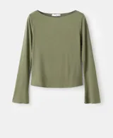 Remera manga larga color verde militar, con cuello barco y diseño entallado.