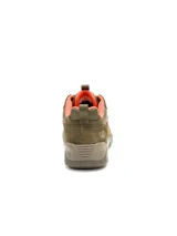 Championes Cat modelo Crail Sport Low, de diseño urbano y deportivo. Confeccionados en una combinación de gamuza y malla, presentan un color verde oliva con detalles en naranja vibrante en el forro interior y cordones. Cuentan con una entresuela de EVA liviana y suela de goma para mayor tracción.
