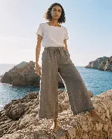 Pantalón capri azul marino con textura sutil, cintura elástica con cordón de ajuste y terminaciones con flecos en el ruedo.