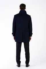 Abrigo clásico de paño azul marino, con cuello solapa, cierre frontal con botones y bolsillos laterales.