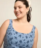 Vestido midi celeste con estampado floral, escote cuadrado y breteles anchos.