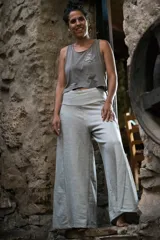 Pantalón palazzo gris melange de rústico de algodón, con tiro alto, bolsillos laterales, elástico en la espalda y faja ancha en la cintura.