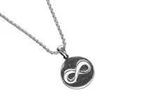 Colgante de plata 925 con cadena de eslabones y dije circular con el símbolo de infinito.