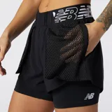 Short deportivo negro de tiro medio, con calza interna y cintura ancha con logo. Diseño con capa exterior de poliéster reciclado y calza interior de poliéster y spandex.