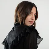 Camisa color crema con rayas verticales, cuello mao y volados en el frente.