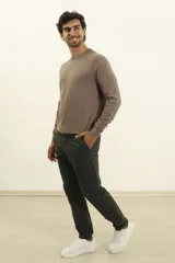 Sweater de punto color naranja, con cuello redondo y mangas raglán.