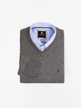 Sweater gris de hilo con escote en V.