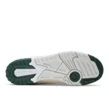 Championes New Balance 550, color blanco con detalles en verde y negro.