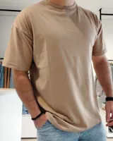 Remera color tostado de corte amplio y mangas cortas.