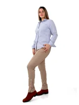 Camisa de manga larga a rayas verticales azules y blancas, confeccionada en algodón.