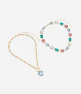 Collar de bijouterie en metal dorado con diseño de dos capas, decorado con chatones coloridos de resina en tonos rosa, verde y celeste, y dije frontal en forma de corazón.