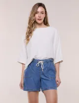 Short de tiro medio y calce relajado confeccionado en lyocell, con cintura elastizada y cordón tubular ajustable con punteras metálicas. Presenta bolsillos delanteros aplicados con pespuntes visibles.