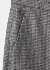 Pantalón gris de corte recto y tiro medio con tejido jaspeado, bolsillos laterales y traseros de ribete, y trabillas para cinturón.