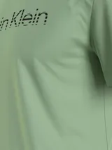 Remera de manga corta Calvin Klein, color verde, con cuello redondo y logo de la marca estampado en el pecho con efecto degradado.