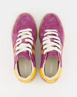 Championes de gamuza color violeta con detalles en amarillo.