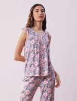 Conjunto de pijama estampado marca René Rofé, compuesto por una remera de escote en V con botones y un pantalón capri con cintura elastizada.